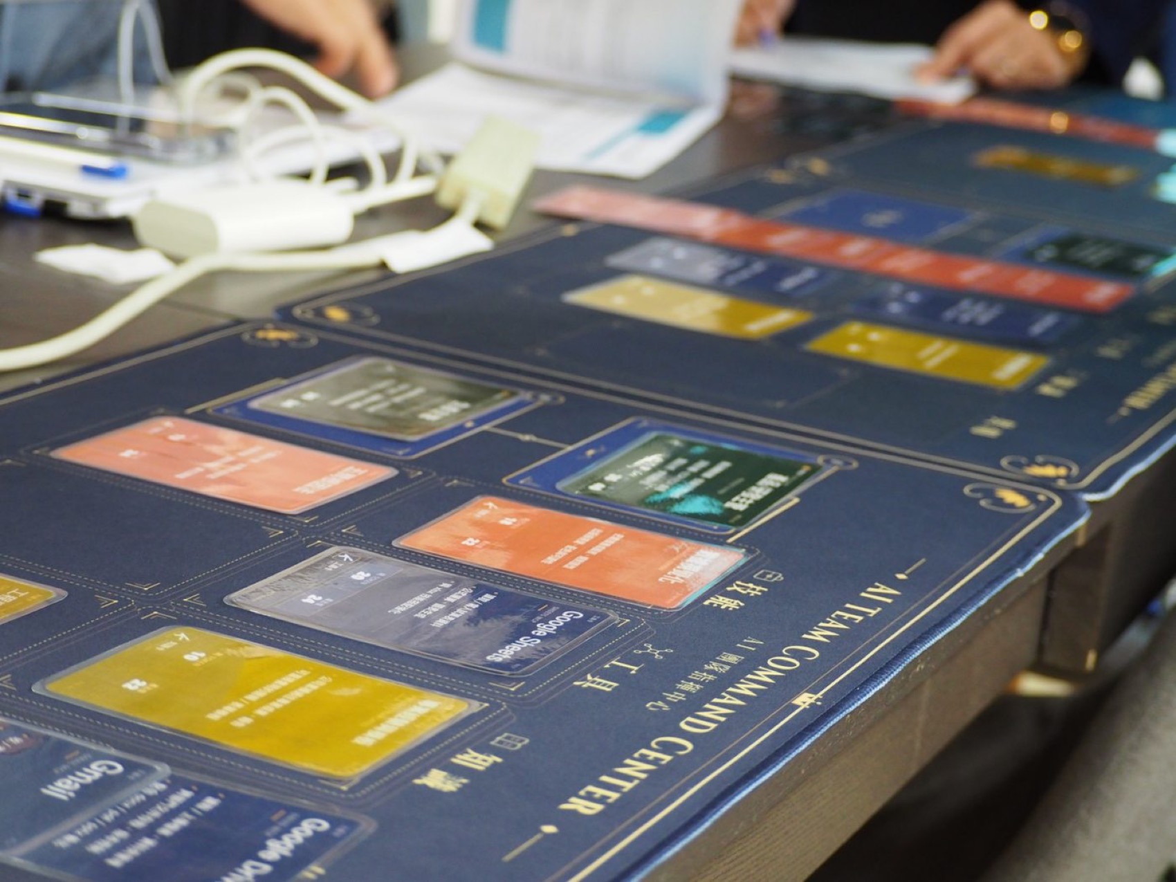攤在桌上的 AI TEAM COMMAND CENTER 牌組：角色、技能、知識、工具四種卡各自歸位